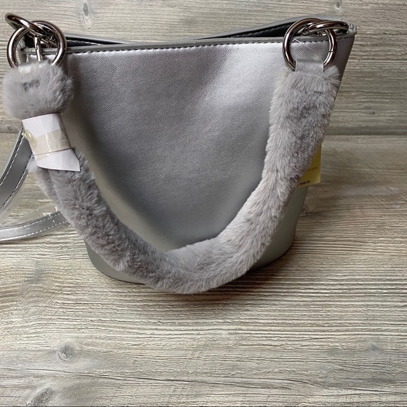 NWT super cute silver bucket purse with faux fur handle crossbody shoulder strap - Picture 6 of 9